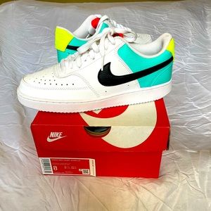 Women’s Nike Sneaker Size 8